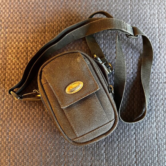 Lowerpro Small Black Portable Digital Camera Case with Adjustable Strap - Picture 2 of 12